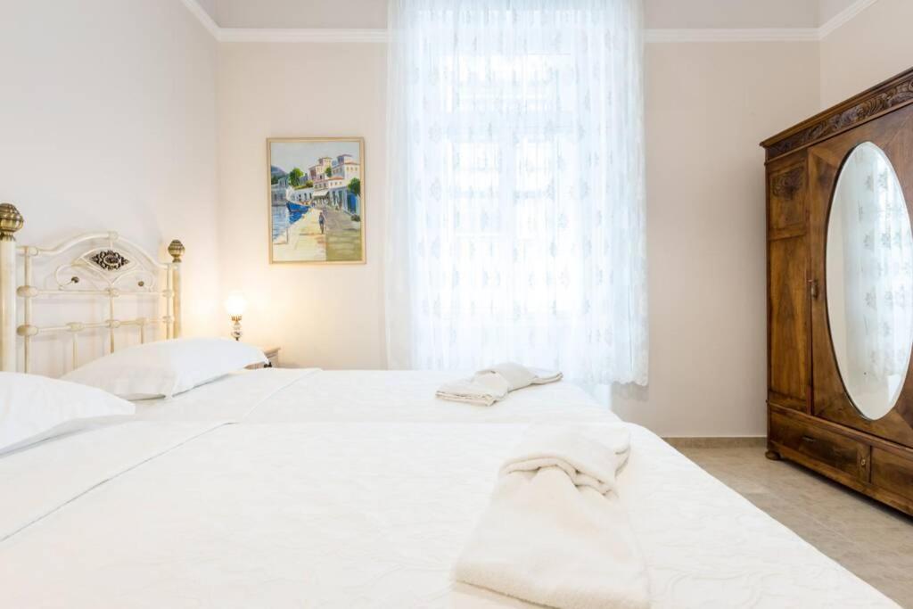 Neoclassical Apartment With 2 Bedrooms In פיראוס מראה חיצוני תמונה
