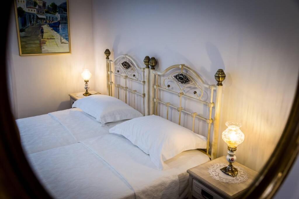 Neoclassical Apartment With 2 Bedrooms In פיראוס מראה חיצוני תמונה