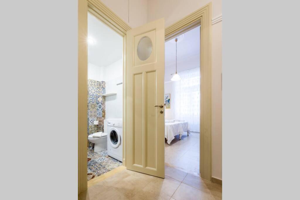 Neoclassical Apartment With 2 Bedrooms In פיראוס מראה חיצוני תמונה