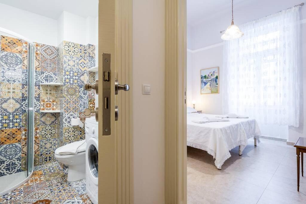 Neoclassical Apartment With 2 Bedrooms In פיראוס מראה חיצוני תמונה