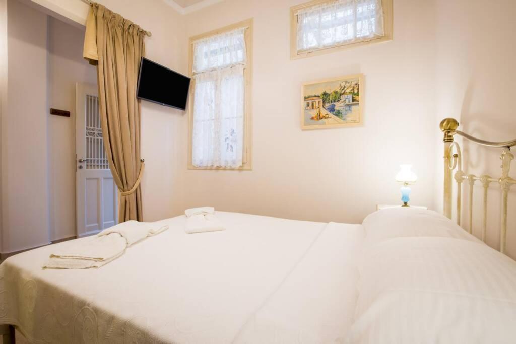 Neoclassical Apartment With 2 Bedrooms In פיראוס מראה חיצוני תמונה