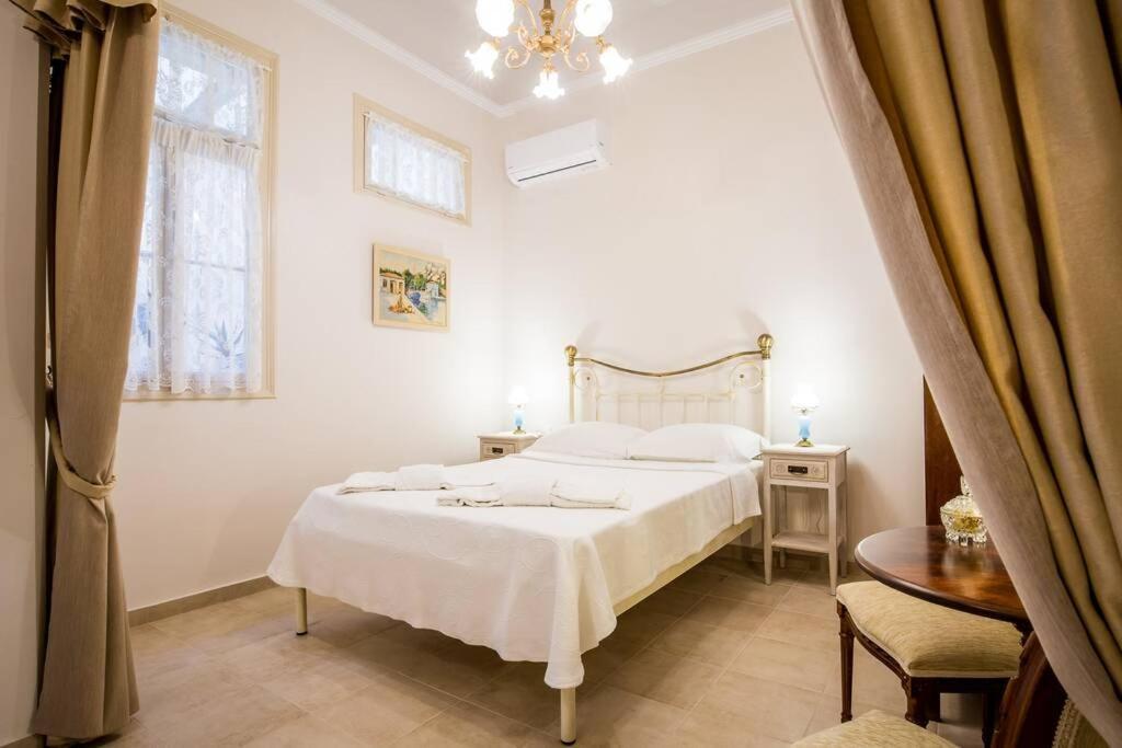 Neoclassical Apartment With 2 Bedrooms In פיראוס מראה חיצוני תמונה