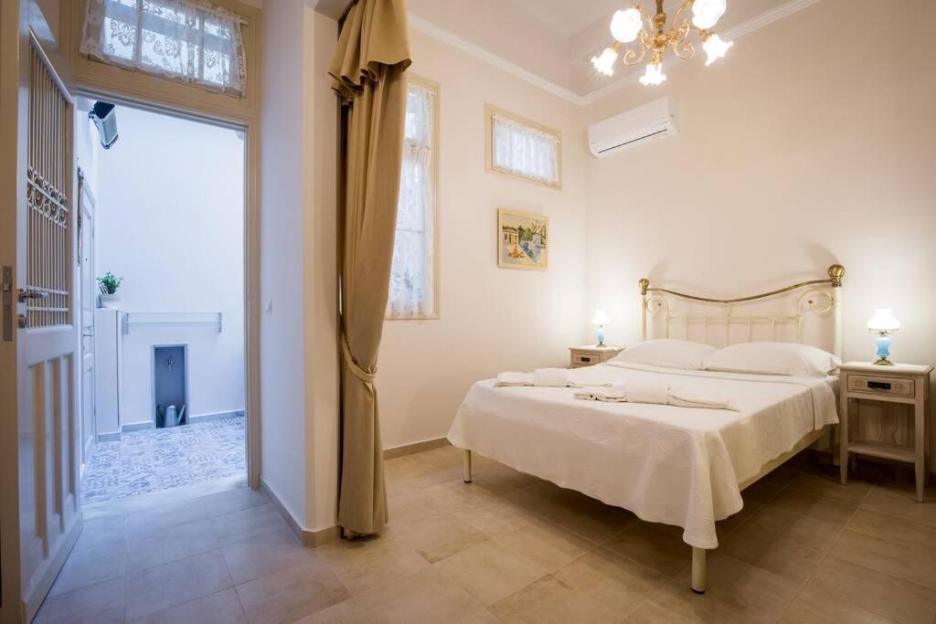 Neoclassical Apartment With 2 Bedrooms In פיראוס מראה חיצוני תמונה