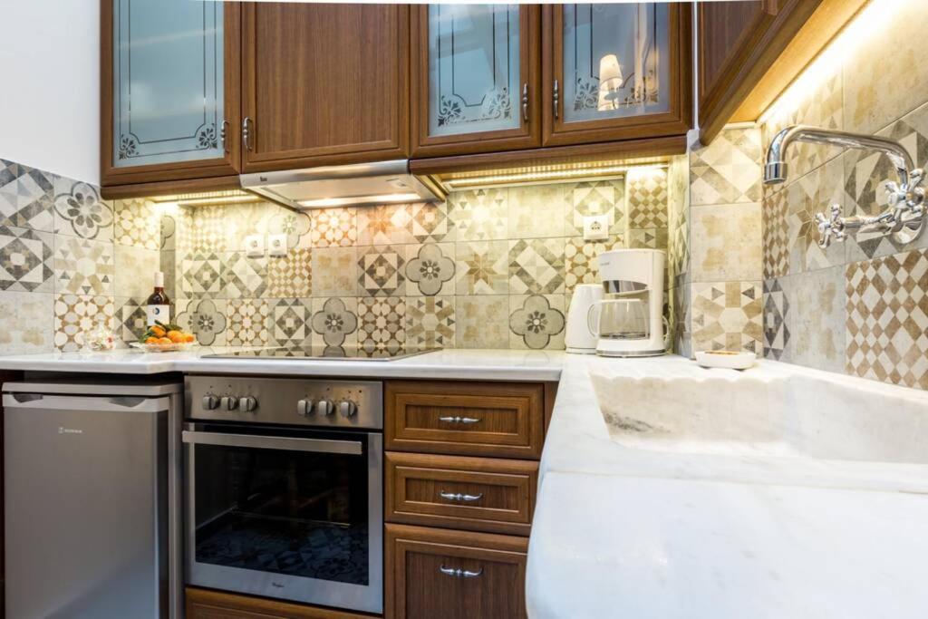 Neoclassical Apartment With 2 Bedrooms In פיראוס מראה חיצוני תמונה