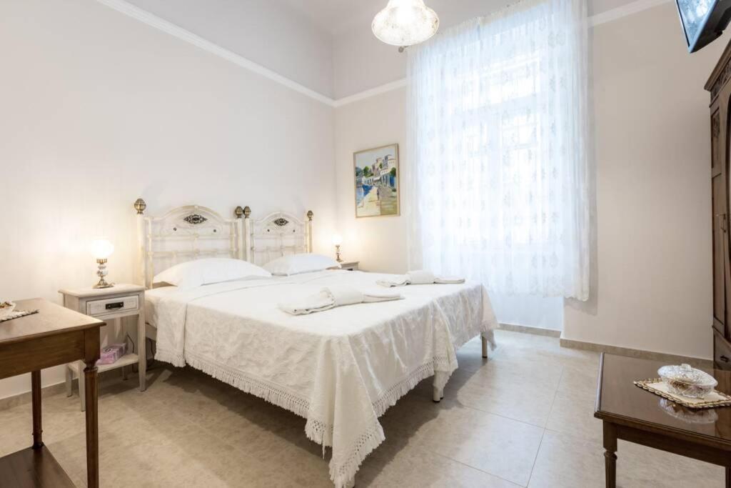 Neoclassical Apartment With 2 Bedrooms In פיראוס מראה חיצוני תמונה