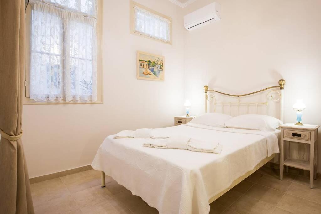 Neoclassical Apartment With 2 Bedrooms In פיראוס מראה חיצוני תמונה
