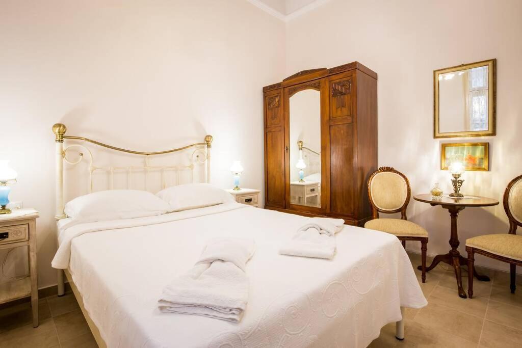 Neoclassical Apartment With 2 Bedrooms In פיראוס מראה חיצוני תמונה