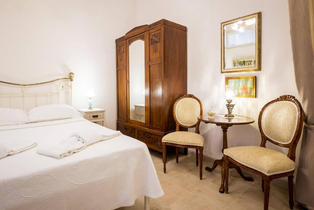 Neoclassical Apartment With 2 Bedrooms In פיראוס מראה חיצוני תמונה