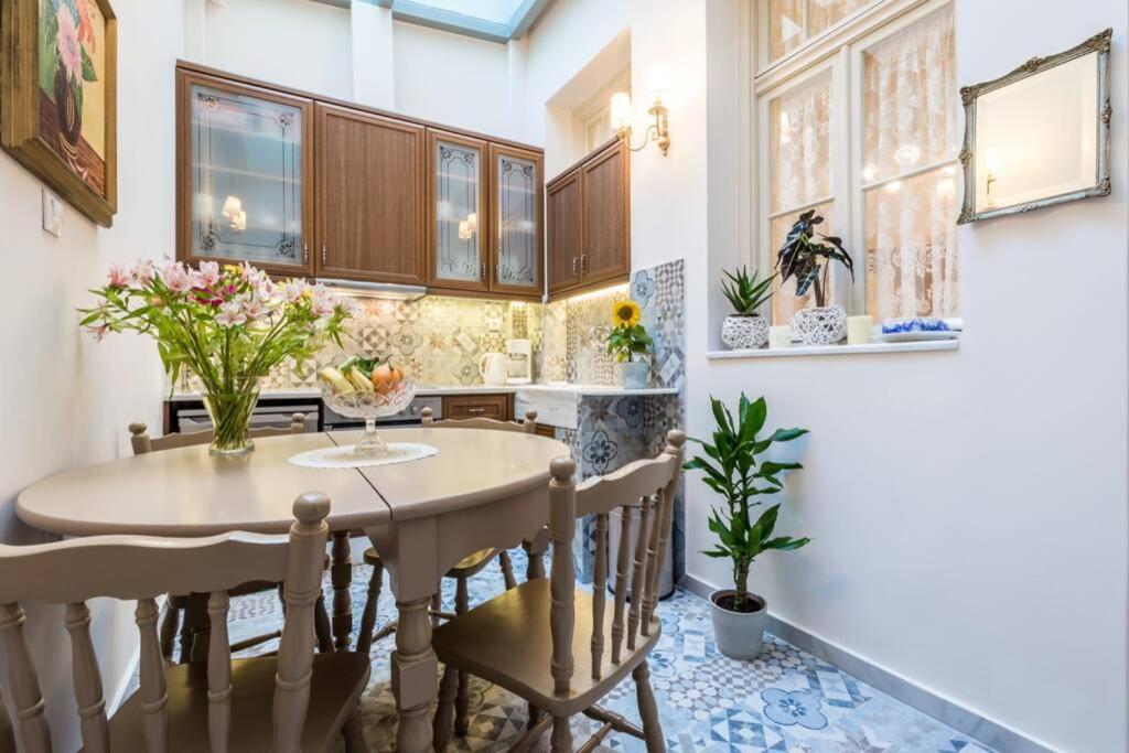 Neoclassical Apartment With 2 Bedrooms In פיראוס מראה חיצוני תמונה