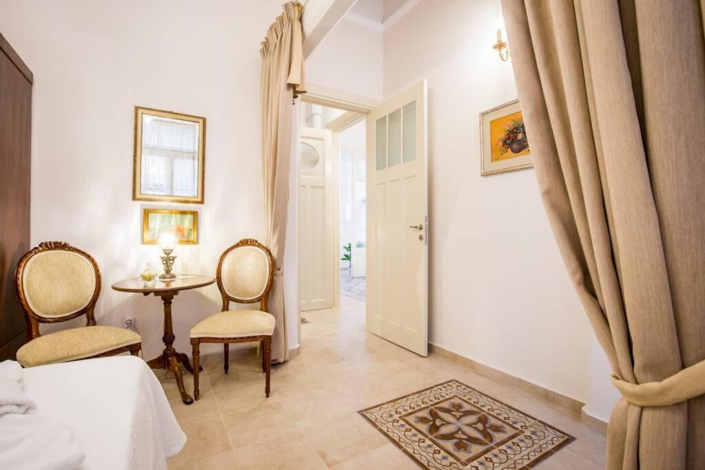 Neoclassical Apartment With 2 Bedrooms In פיראוס מראה חיצוני תמונה