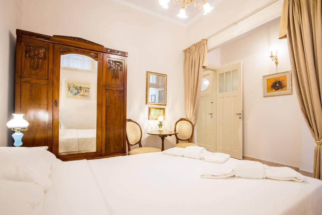 Neoclassical Apartment With 2 Bedrooms In פיראוס מראה חיצוני תמונה