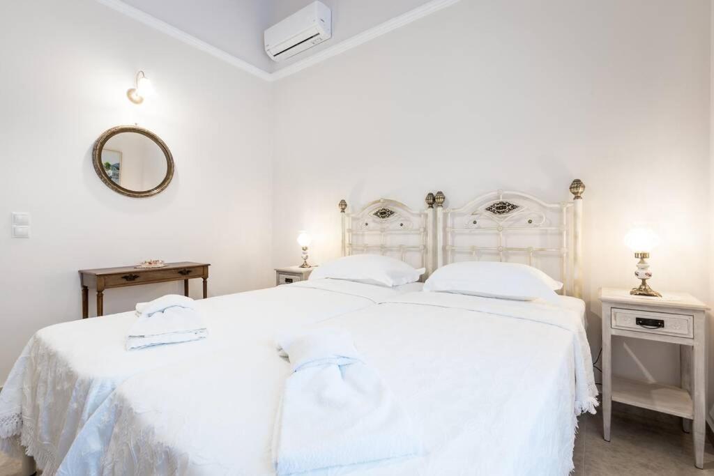 Neoclassical Apartment With 2 Bedrooms In פיראוס מראה חיצוני תמונה
